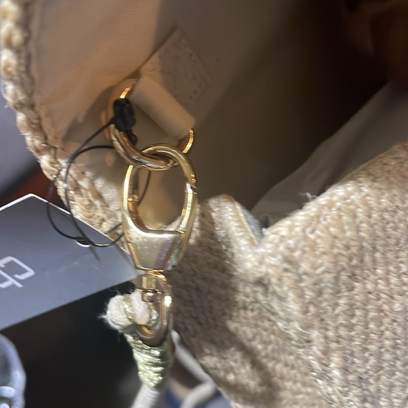 CHICO’S. Summer Straw clutch/ shoulder bag w coordinated adjustable sun visor. - Picture 4 of 10